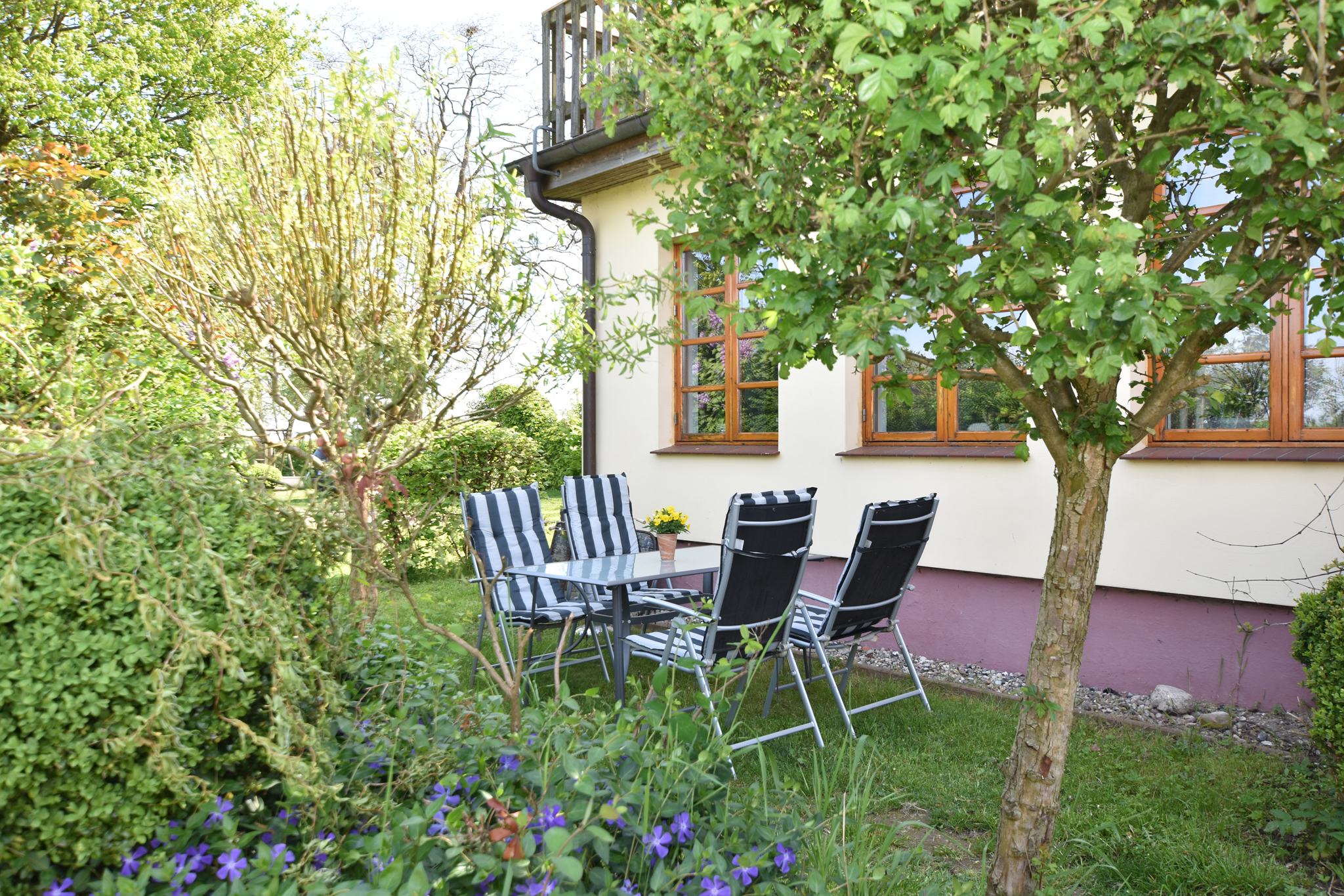 Villa Seeheim - Appartement II - Sitzecke mit Grill im Garten